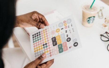 Roser celebra 60 anni tra arte e identità rinnovata